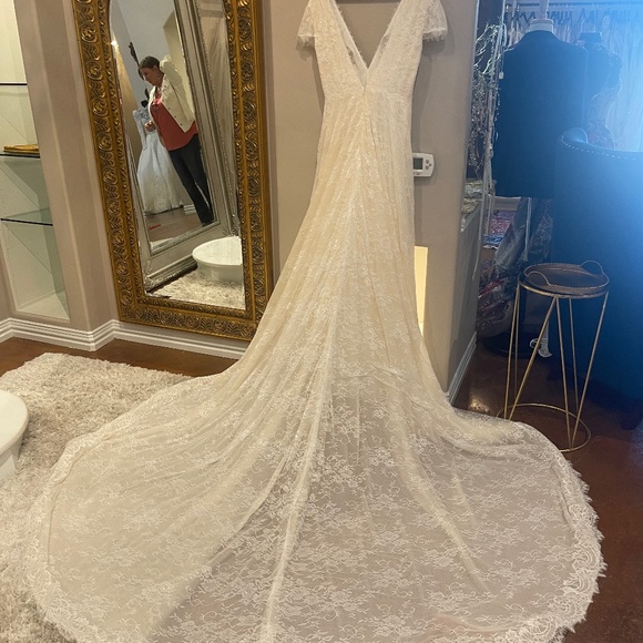 Fully custom Elizabeth Lee wedding gown - BRAND NEW